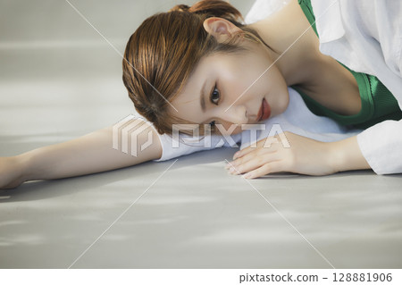 A woman lying on the floor 128881906
