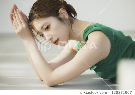 一個女人躺在地板上 一個女人躺在地板上 128881907