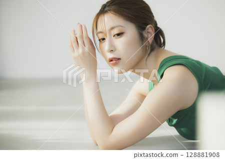 一個女人躺在地板上 128881908