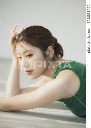 A woman lying on the floor 128881911