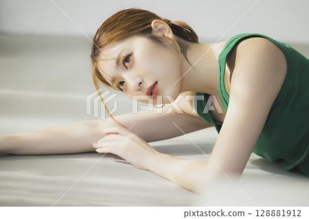 一個女人躺在地板上 128881912