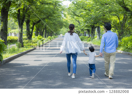 走在新鮮的綠色公園的家庭 走在新鮮的綠色公園的家庭 128882008