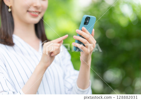 Smartphone at hand 128882031