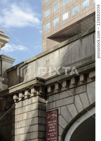 The structure part of London Bridge and Fishmongers' Hall is a historic building prominently features a structure made of Haytor granite. The structure part of London Bridge and Fishmongers' Hall is a historic building prominently features a structure made of Haytor granite. 128882039