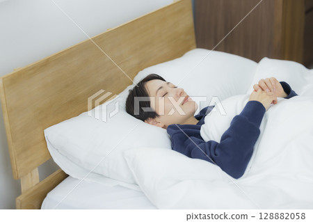 睡在床上的女人 128882058