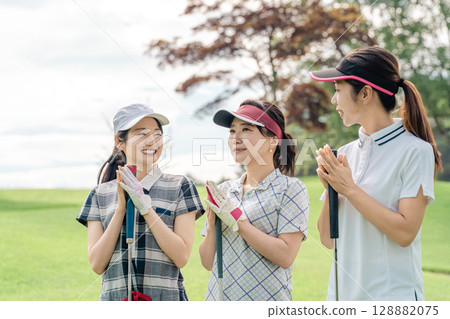 Golfer woman cheering at the golf course (applause) Golfer woman cheering at the golf course (applause) 128882075