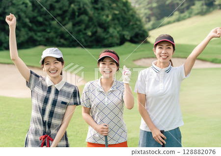 Female golfer on the golf course (course debut, female golfer, golf lesson) Female golfer on the golf course (course debut, female golfer, golf lesson) 128882076