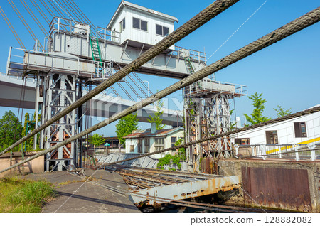 [Aomori Port: Freight cars are loaded onto the Seikan Ferry using a movable bridge] A view of the mechanical heritage movable bridge 128882082