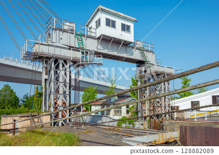 [Aomori Port: Freight cars are loaded onto the Seikan Ferry using a movable bridge] A view of the mechanical heritage movable bridge 128882089