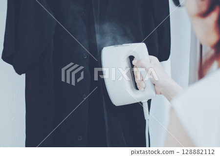  婦女做蒸汽熨燙 128882112