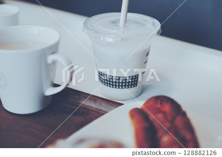 咖啡館裡的冰沙和咖啡杯 128882126