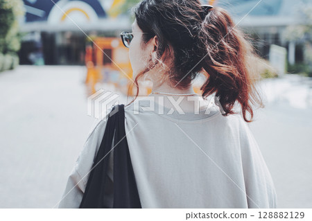 行走女子的背影 行走女子的背影 128882129