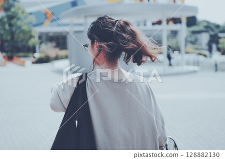 行走女子的背影 128882130