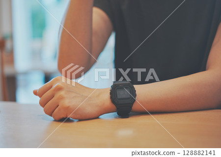 Woman's hand wearing a wristwatch 128882141