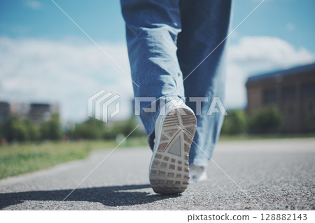 一個行走的女人的腳 128882143