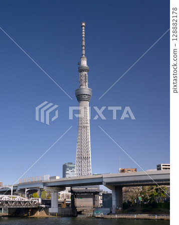 東京隅田川和東京晴空塔 128882178