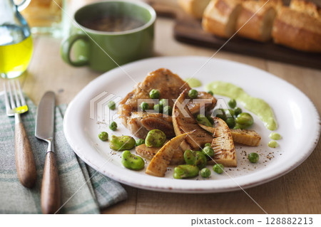 Sauteed chicken and spring vegetables 128882213