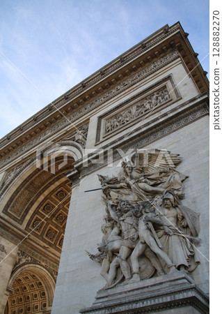 凱旋門的宏偉外觀，巴黎的象徵 | 垂直構圖捕捉的歷史古蹟 128882270