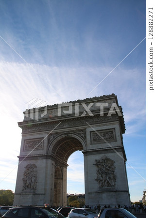 凱旋門的宏偉外觀，巴黎的象徵 | 垂直構圖捕捉的歷史古蹟 128882271
