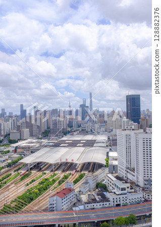 城市天際線下的火車上海站 城市天際線下的火車上海站 128882376