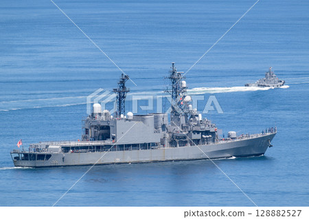 日本海上自衛隊驅逐艦「海霧號」及89號拖船 128882527
