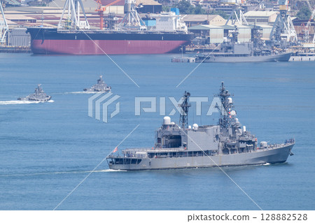 海上自衛隊護衛艦「海霧號」返回港口。 128882528