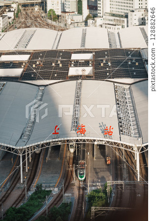 黃昏光影下的火車上海站和等待出發的列車 128882646