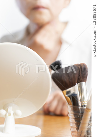 老年女性擔心臉部衰老 128882671