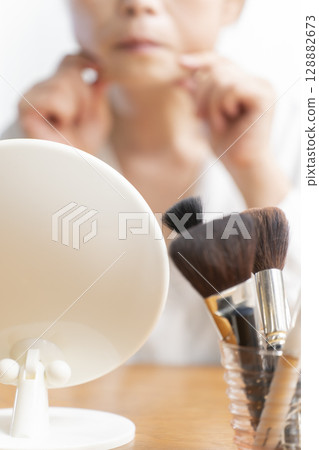 老年女性擔心臉部衰老 128882673