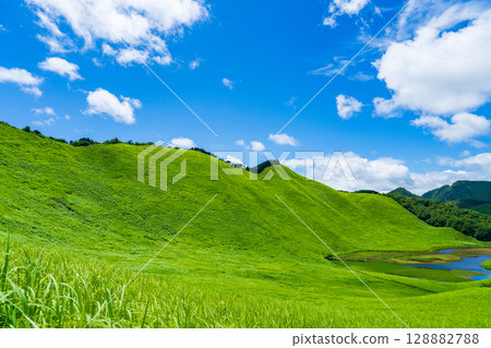 奈良縣曾爾村：盛夏的曾爾高原與藍天白雲 128882788