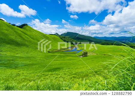 奈良縣曾爾村:盛夏的曾爾高原與藍天白雲 奈良縣曾爾村:盛夏的曾爾高原與藍天白雲 128882790