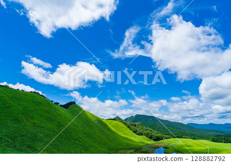 奈良縣曾爾村：盛夏的曾爾高原與藍天白雲 128882792