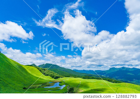 奈良縣曾爾村：盛夏的曾爾高原與藍天白雲 128882793