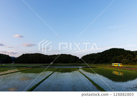 The sky reflected in the rice fields - Heisei Chikuho Railway 400 series "Nanoka" 128882803