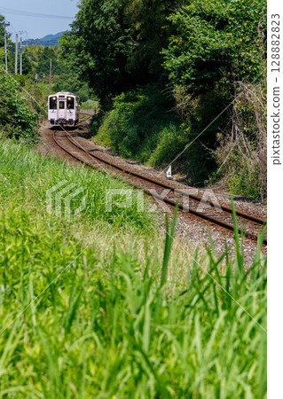 Heisei Chikuho Railway 400 series "Tsunagari" train running through an S-curve Heisei Chikuho Railway 400 series "Tsunagari" train running through an S-curve 128882823