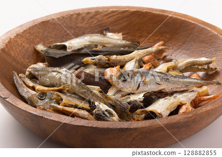 Two-person stew of small fish 128882855