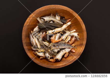 Two-person stew of small fish 128882856