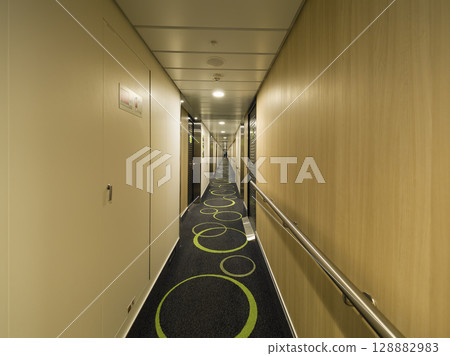 渡輪旅客艙區走廊 128882983