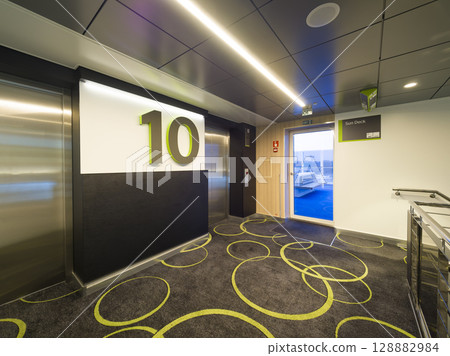 北歐渡輪上的電梯廳 128882984