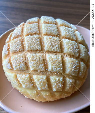 新鮮出爐的蜜瓜麵包，外皮酥脆 128883025