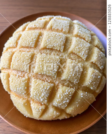 新鮮出爐的蜜瓜麵包，外皮酥脆 128883026