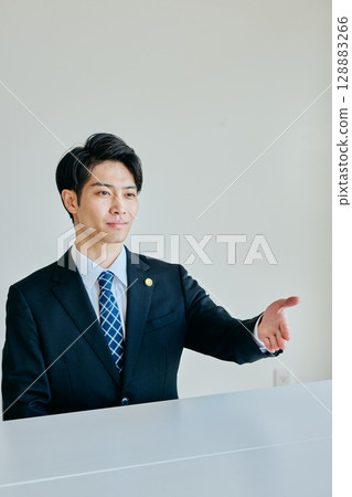 接受法律建議的年輕律師 128883266