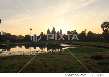 Angkor Wat at sunrise 128883418