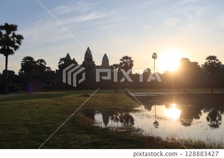 日出時的吳哥窟 日出時的吳哥窟 128883427