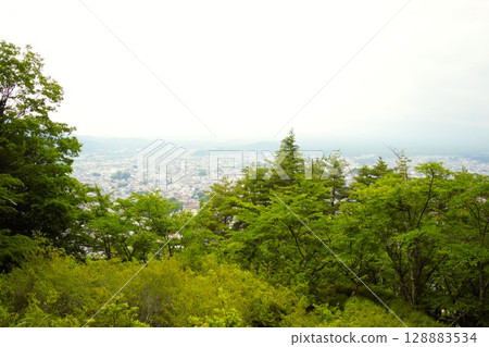 山梨縣新倉富士淺間神社的景色 128883534