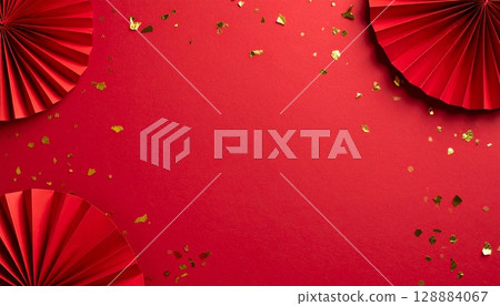 紅色喜慶背景裝飾著金色五彩紙屑和紙扇 128884067