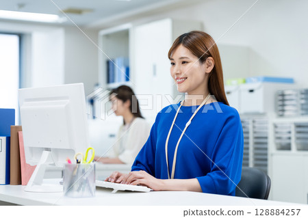 Business woman working in the office Business woman working in the office 128884257