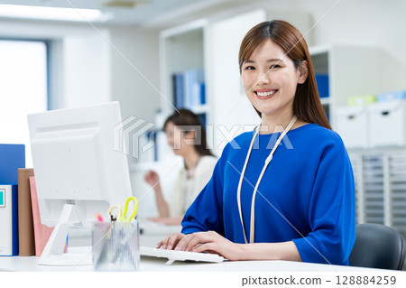 Business woman working in the office 128884259