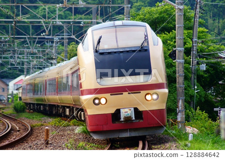 曲線行駛的國鐵E653系列列車 曲線行駛的國鐵E653系列列車 128884642