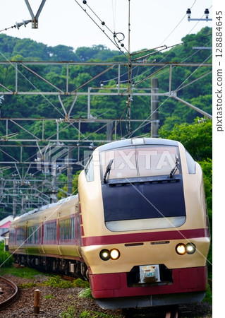 以日本國家鐵路特快列車為原型的E653系列列車前往鎌倉 以日本國家鐵路特快列車為原型的E653系列列車前往鎌倉 128884645